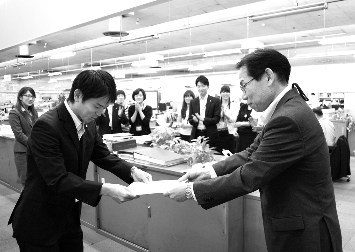 朝礼で修了証を授与される中村明大氏。