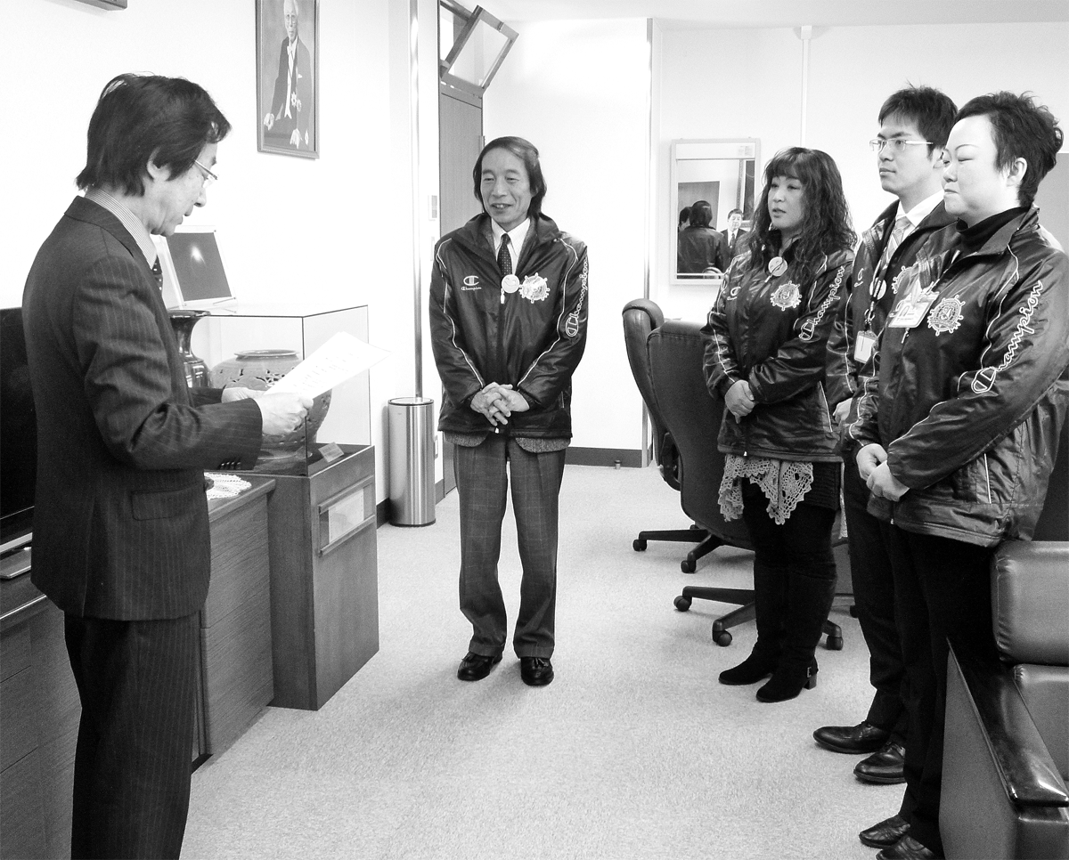 「通信教育グループ受講大賞」を授与される清水教学課グループの皆さん