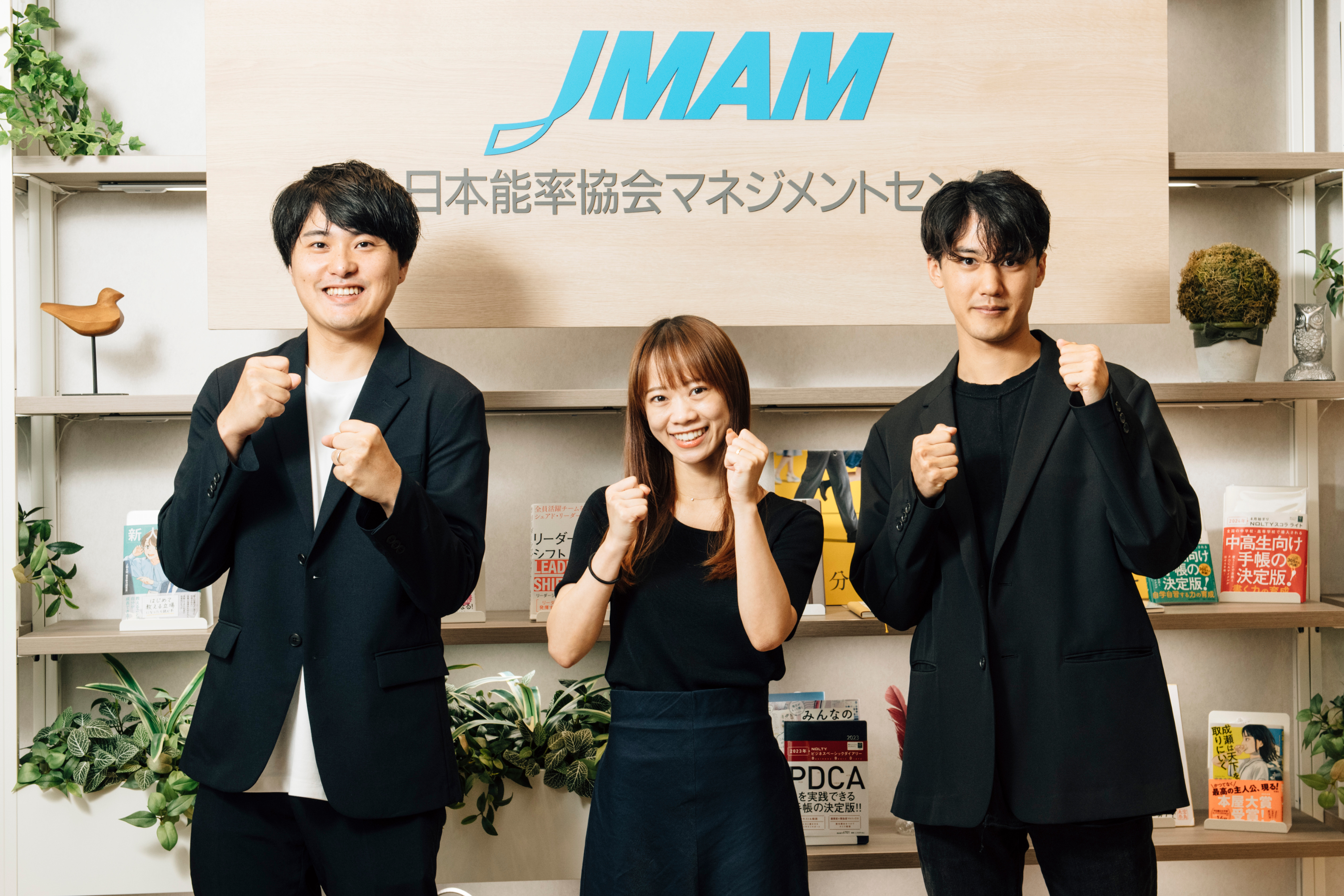 JMAMの受付前で意気込むNewsPicksの精鋭(?)部員たち